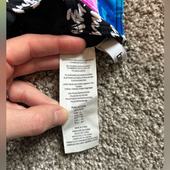 Bar lll Colorful Geometric One-Piece Swimsuit criss cross back - Picture 7 of 7